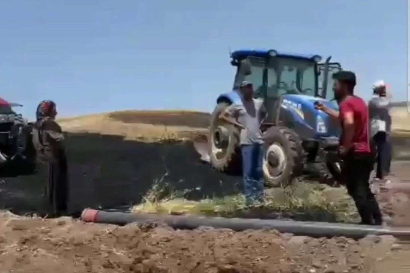 Diyarbakır'da 40 dönümlük buğday tarlası küle döndü Diyarbakır'da 40 dönümlük buğday tarlası küle döndü